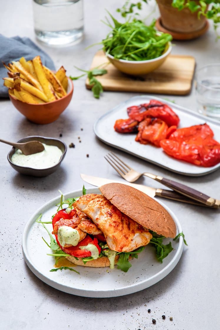 Krydderstekt kylling i grove hamburgerbrød med aioli, ovnsbakte potetstaver og paprika