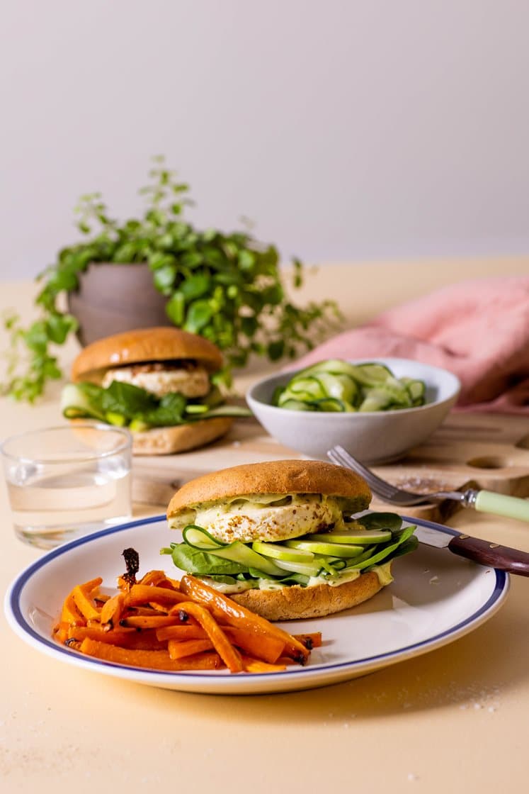 Vegetarburger med krydderstekt middagsost, ramsløkaioli og honningbakte gulrøtter