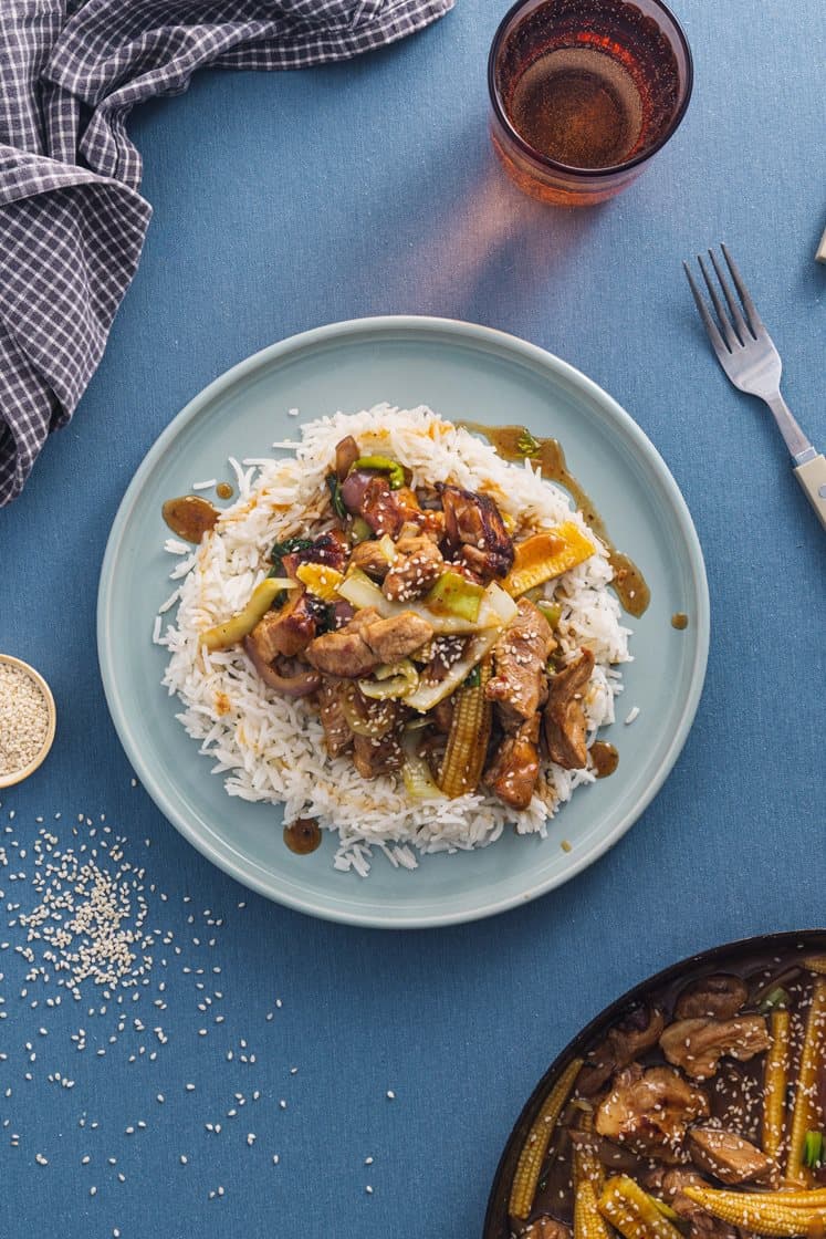 Wok med strimlet svinefilet i soya- og ingefærsaus med pak choy, minimais og jasminris