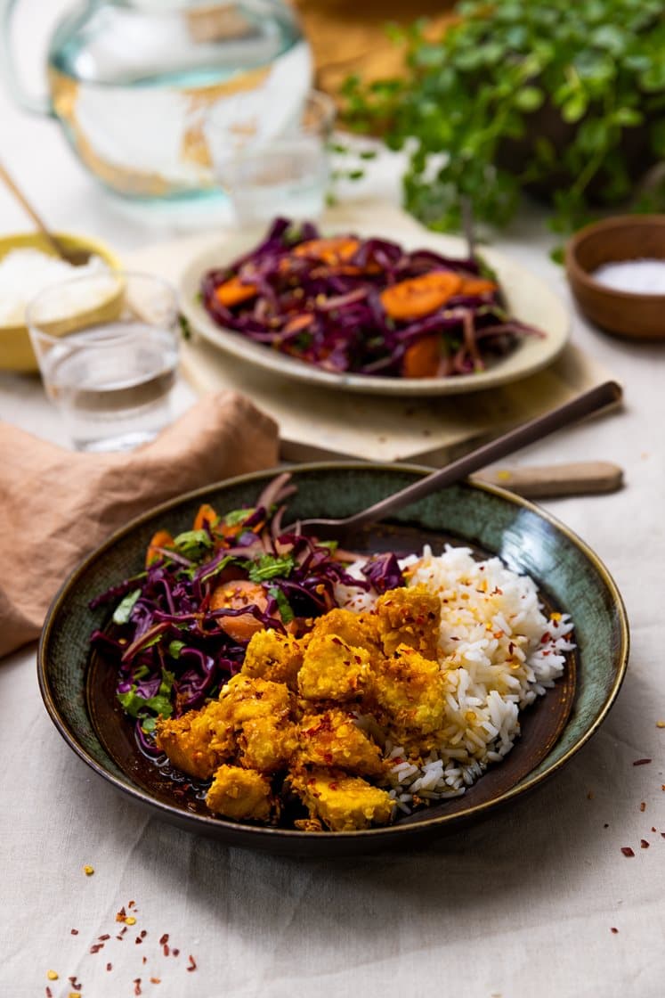 Sprø tofu i sticky appelsinsaus med asiatisk salat og jasminris