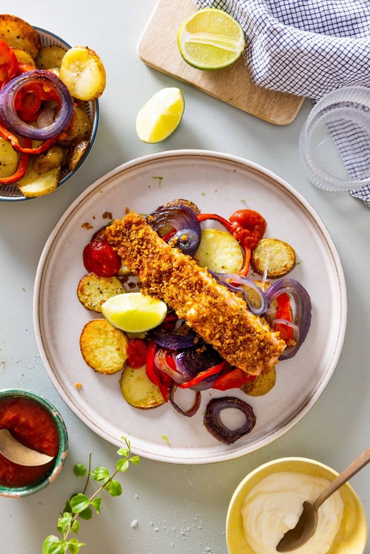 Sprøbakt laksefilet med ovnsbakte grønnsaker og tomatsalsa