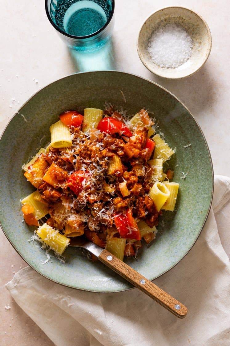 Ragu på langtidskokt bog av storfe med mezze maniche, paprika, spinat og grana padano