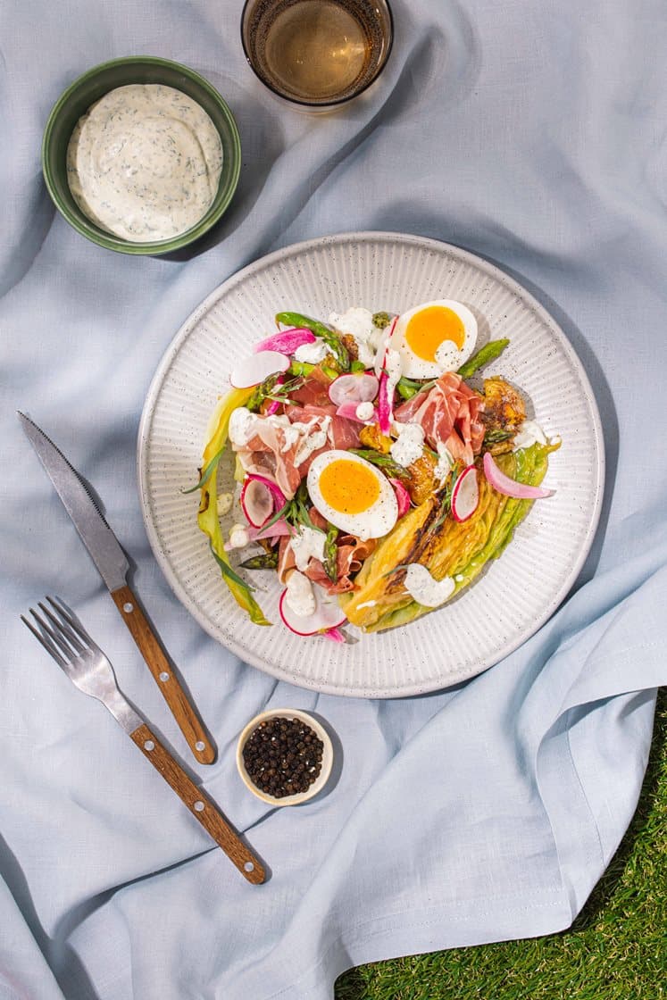 Smashet potetsalat med estragondressing, syltet rødløk, parmaskinke, dampet kål og asparges