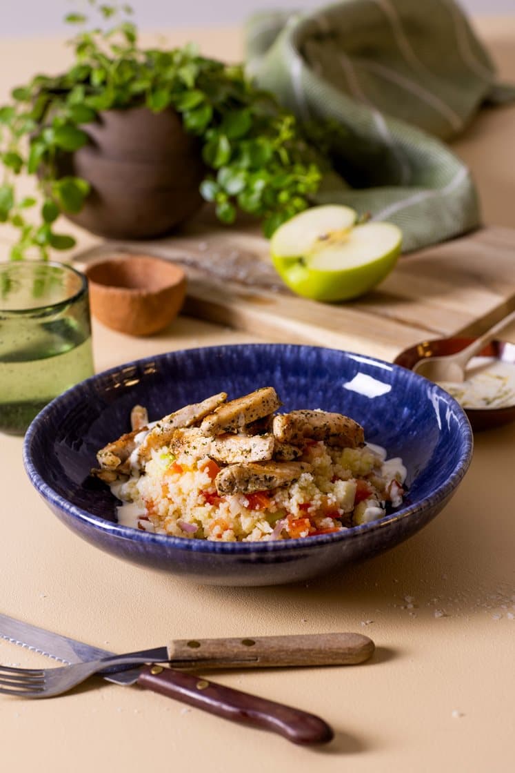 Couscousasalat med urtestekt kyllingfilet, tomat og hvitløksdressing