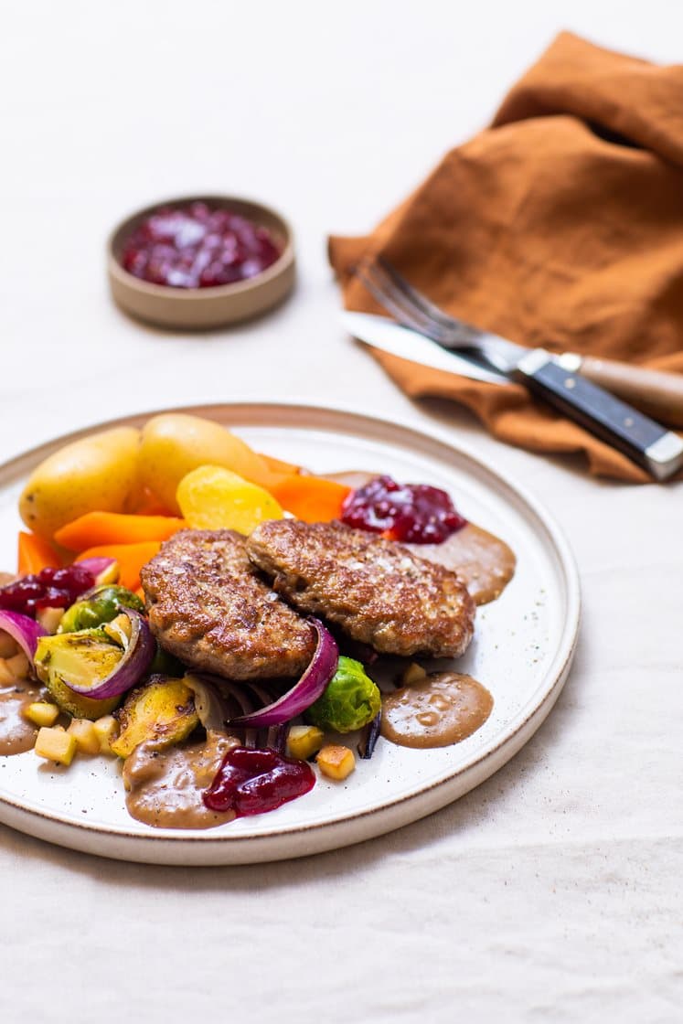 Elgkarbonader med soppsaus, stekt rosenkål med eple, potet- og gulrotmos og rørte tyttebær