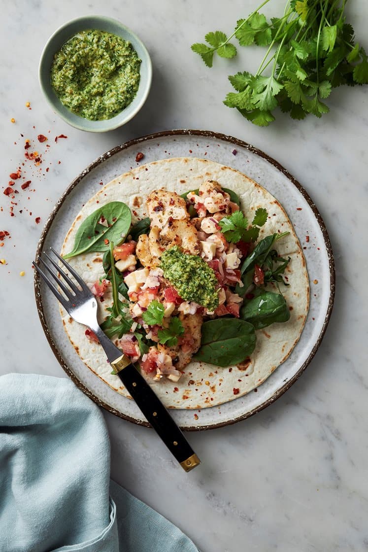 Kyllingtacos med tomatsalsa og korianderdressing