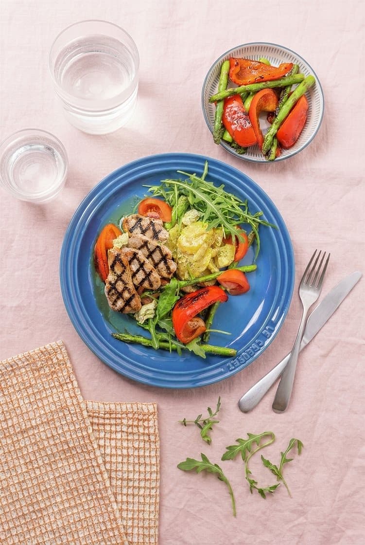 Grillet svinefilet med fransk potetsalat, asparges og kryddersmør