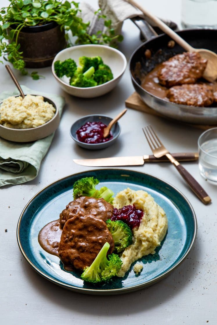 Karbonader med potetmos, soppsaus og tyttebær