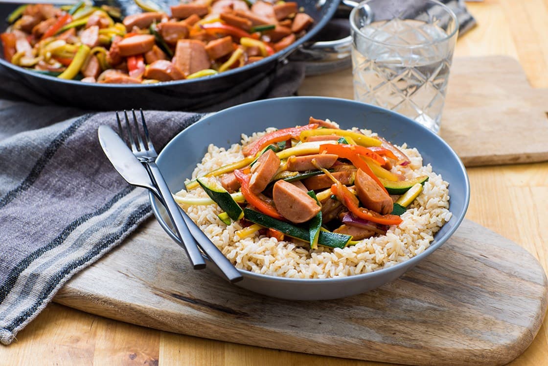 Wok chop suey med pølse, ingefær og fullkornsris Oppskrift Godtlevert