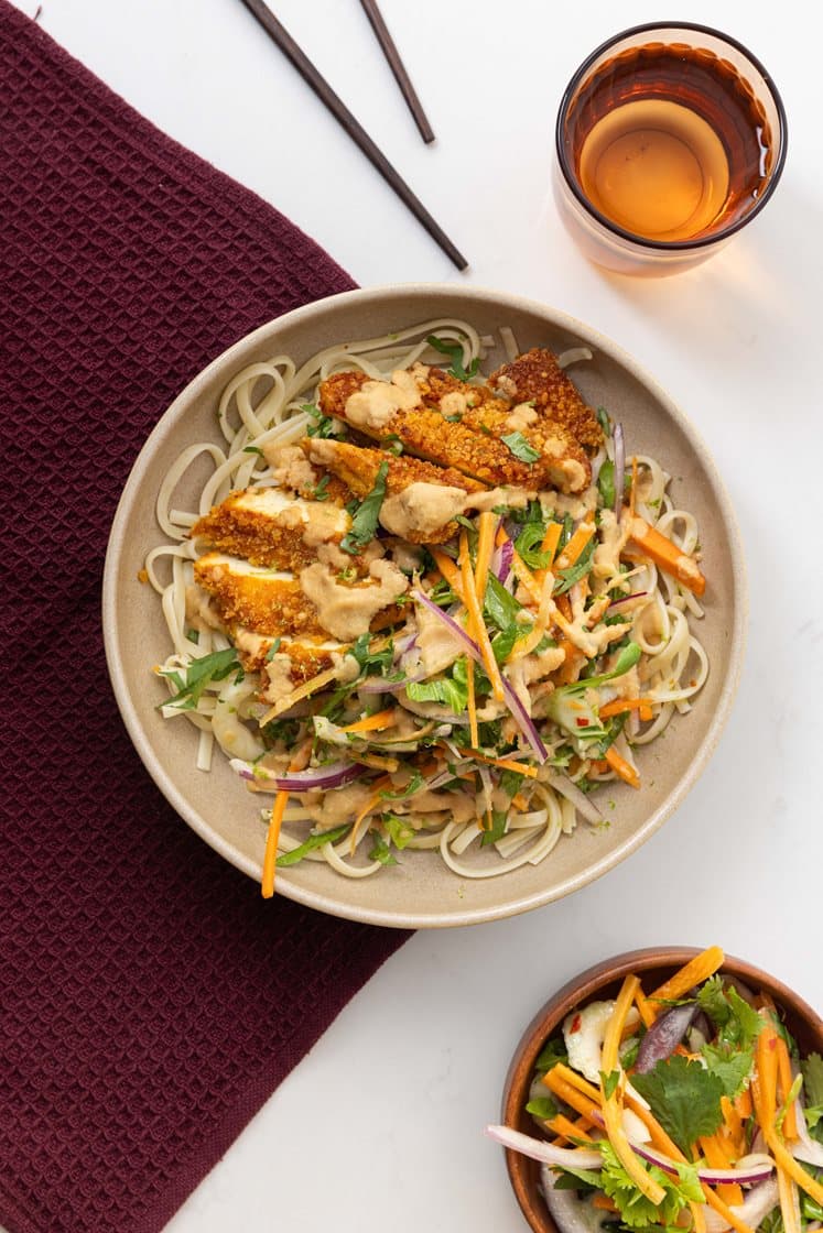 Massamancurry-panert tofu servert med eggnudler, hjemmelaget peanøttsaus og frisk salat 