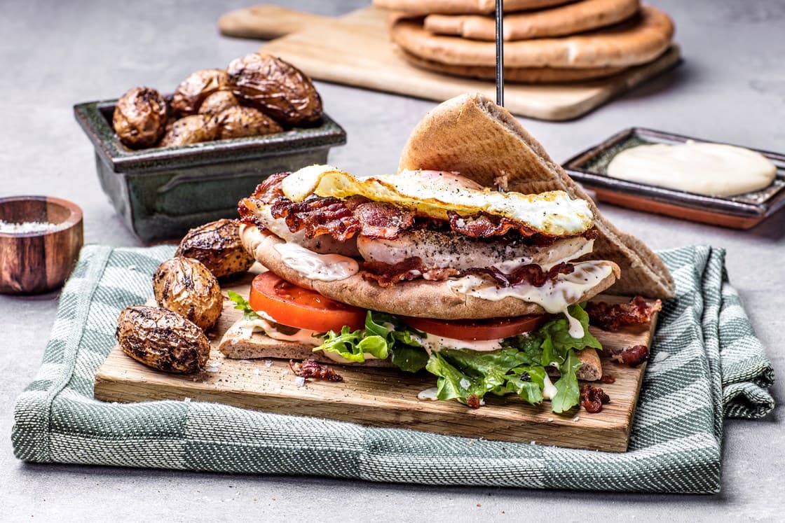 Club sandwich med kylling, bacon, egg og aioli Oppskrift Godtlevert