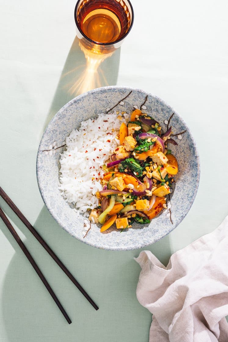 Kung pao med marinert tofu, pak choy og peanøtter