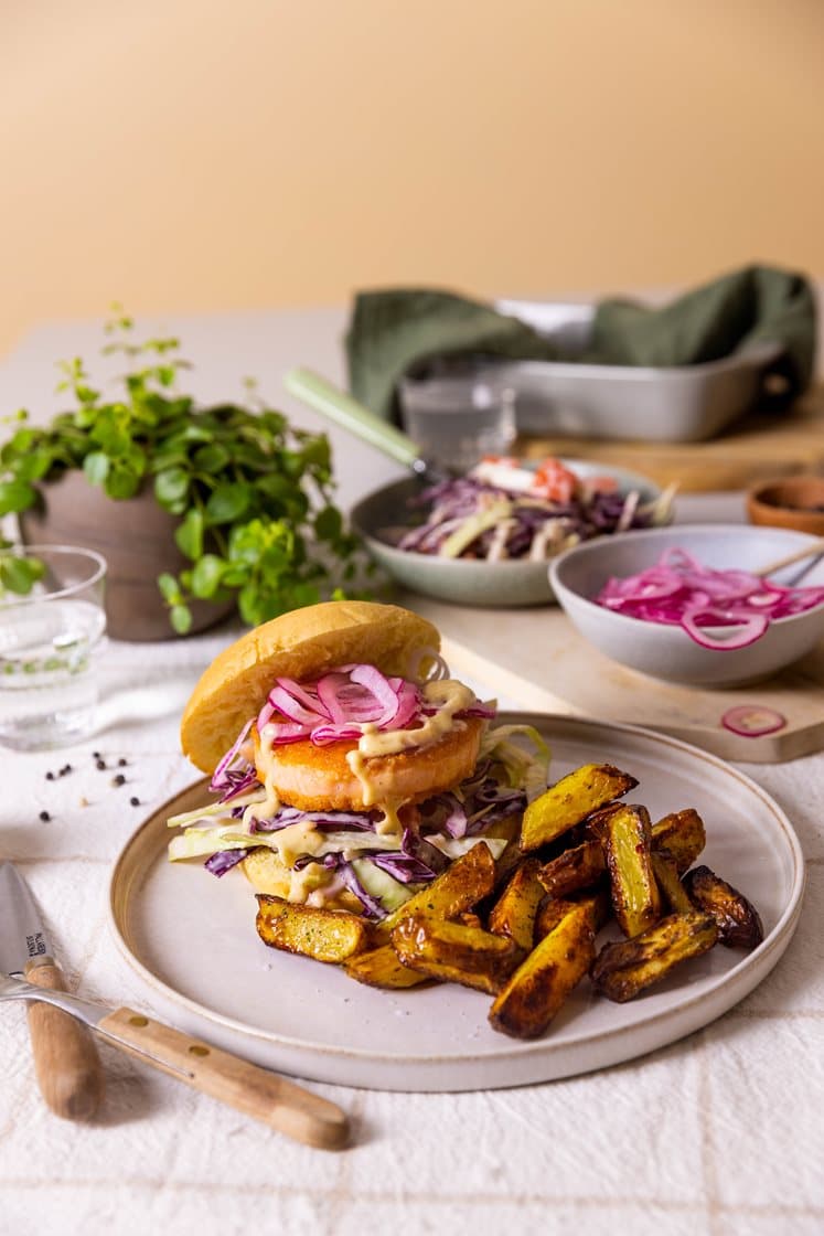 Lakseburger med grov sennep, marinert løk, tomatsalat i cæsardressing og urtefries