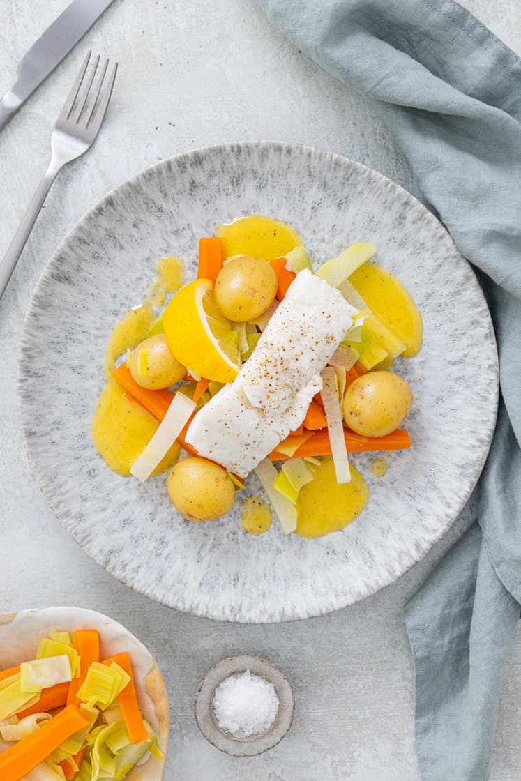 Lettsaltet torsk med kokte poteter, og grønnsaker i sitronsmørsaus
