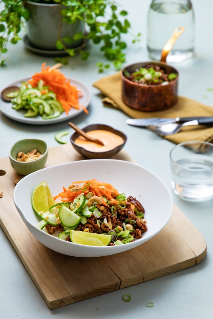 Rice bowl med kyllingkjøttdeig, teriyakisaus, vårløk, lettsyltet agurk og peanøtter