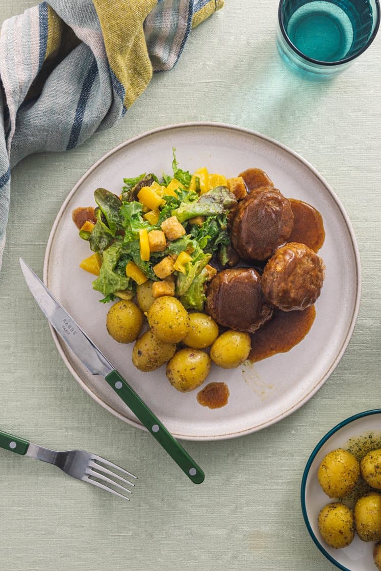 Kyllingkaker i rødvinssaus med krydderpoteter og krønsjy salat
