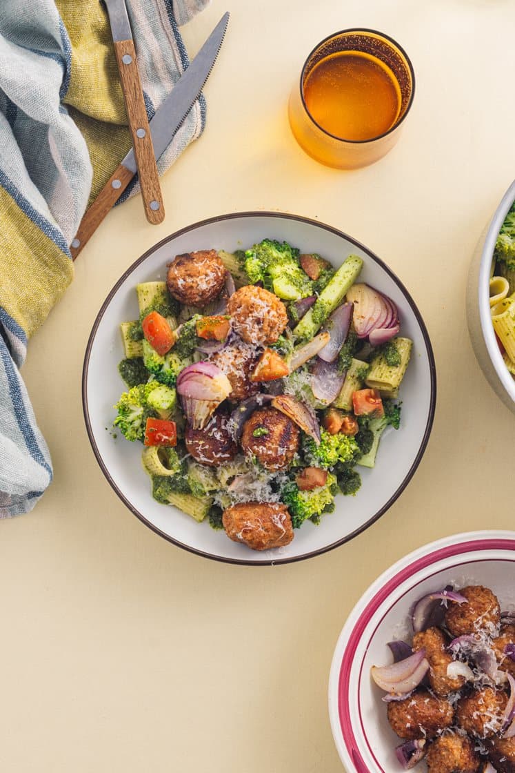 Pasta med pesto og kjøttboller, brokkoli, rødløk og Grana Padano
