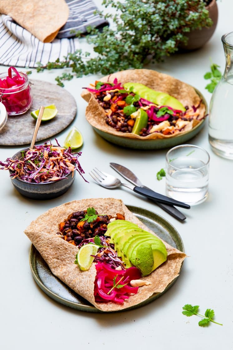 Wraps med refried beans, syltet rødløk, coleslaw og avokado