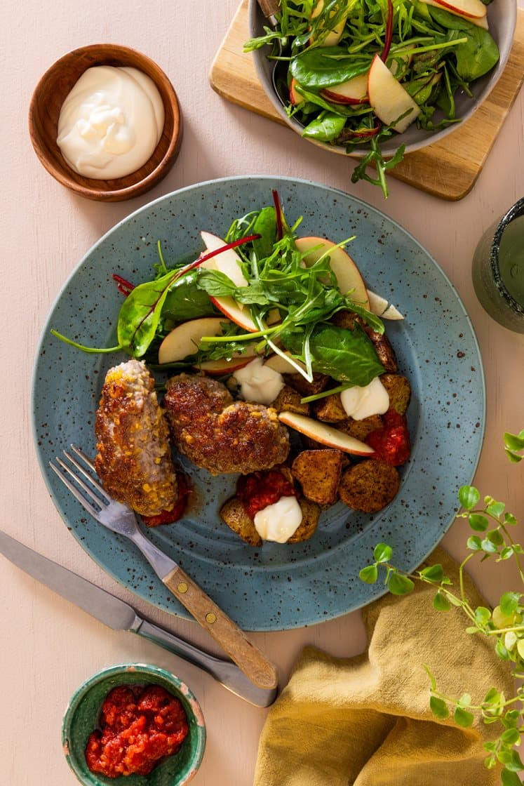 Salsicciaruller med chipotlepoteter og eplesalat