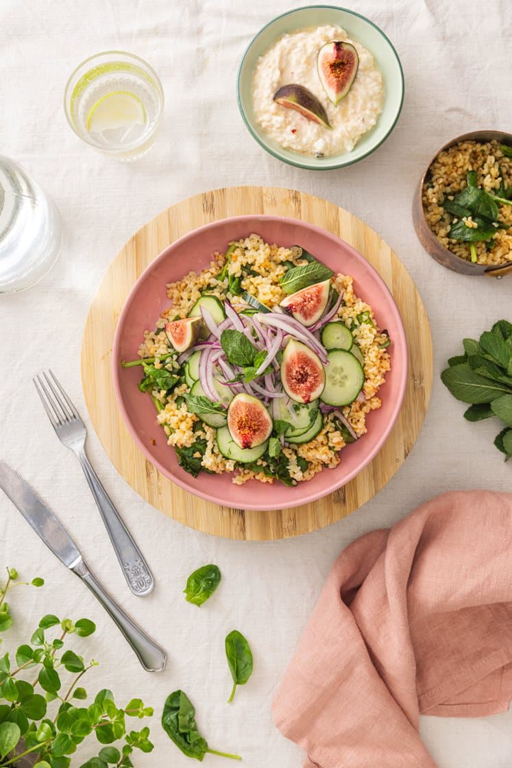 Bulgur- og fikensalat med lettsyltet rødløk, mynte og fetadressing 