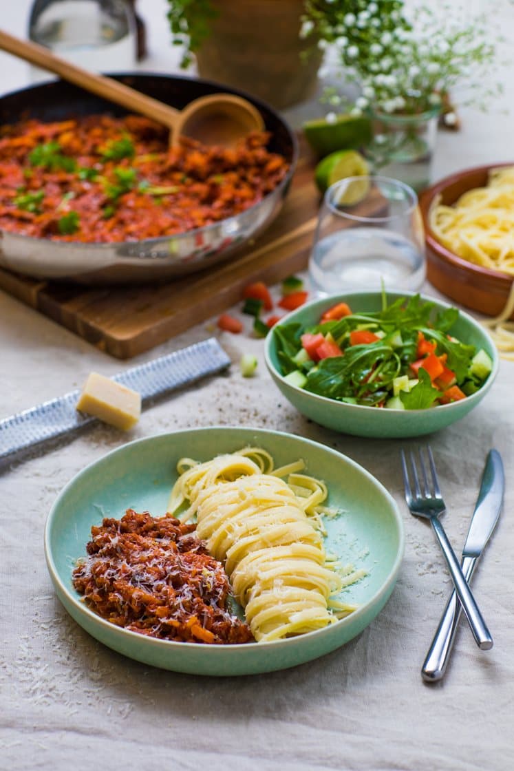 Pasta bolognese med Grana Padano og ruccolasalat