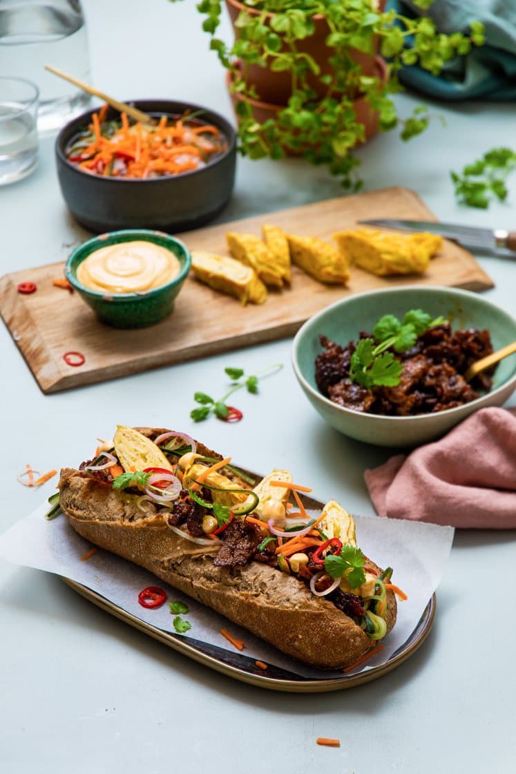 Banh mi – vietnamesisk bagett med grillet gyroskjøtt, omelett, syltede grønnsaker og hoisinsaus