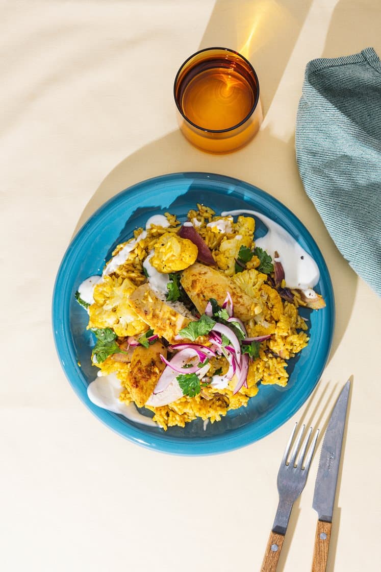 Alt-i-ett kyllingkorma med ris, løk- og koriandersalat og yoghurt