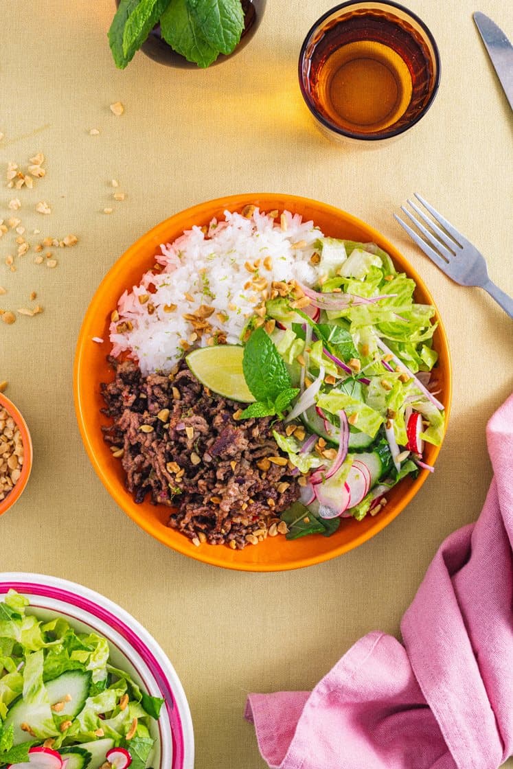 Sprøstekt kjøttdeig med asiatisk salat, peanøtter og ris 