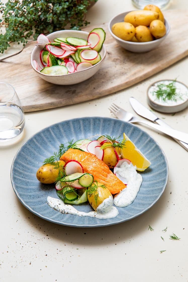 Laks med reddik- og agurksalat, urtedressing og kokte poteter