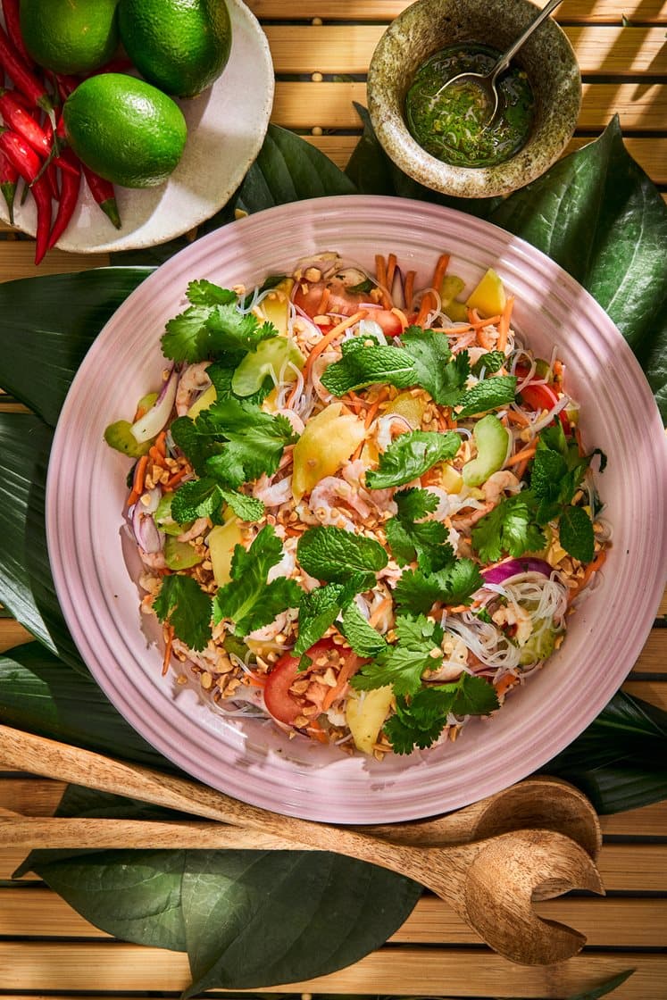 Salad mì- nudelsalat med reker, mango, peanøtter og nouc cham