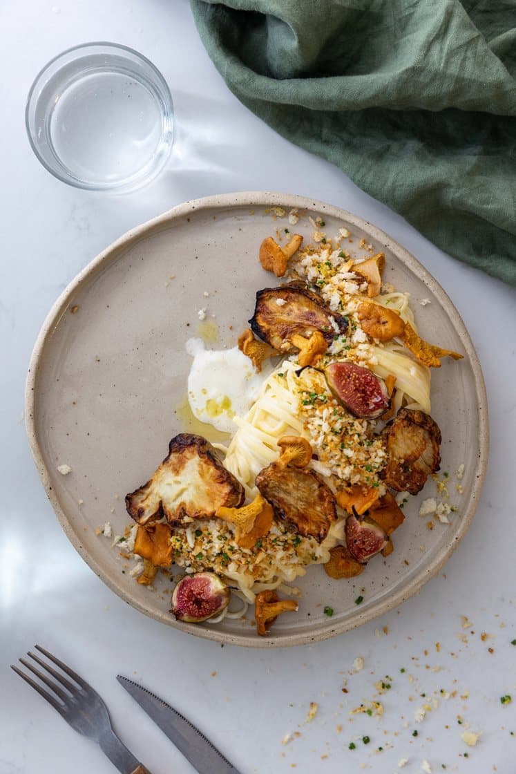 Chevrekremet pasta med bakt jordskokk og kantarell, servert med sprø sitrontopping