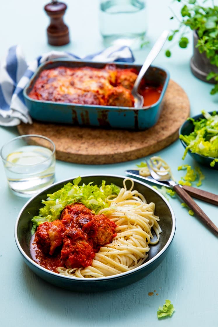 Ostegratinerte kjøttboller i tomatsaus med linguine og grønn salat