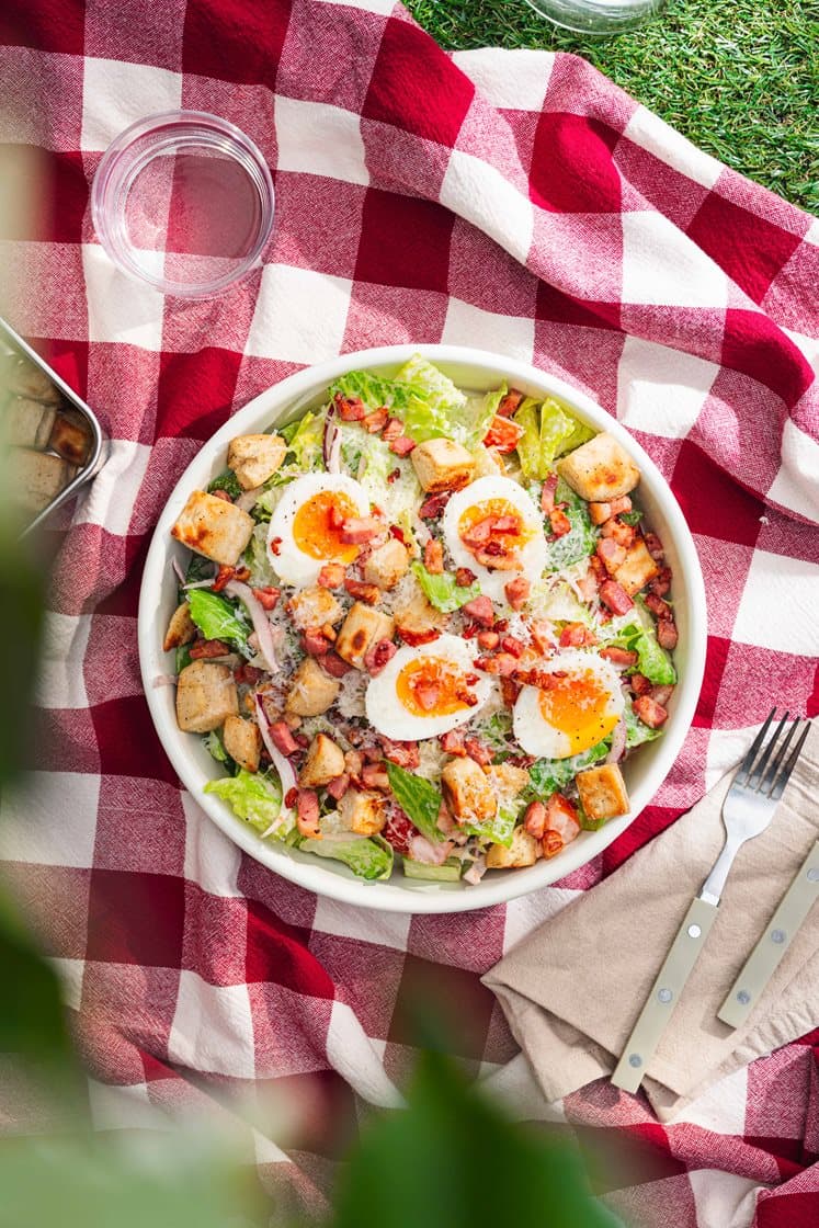 Blandet salat med bacon, bløtkokte egg, krutonger og Grana Padano