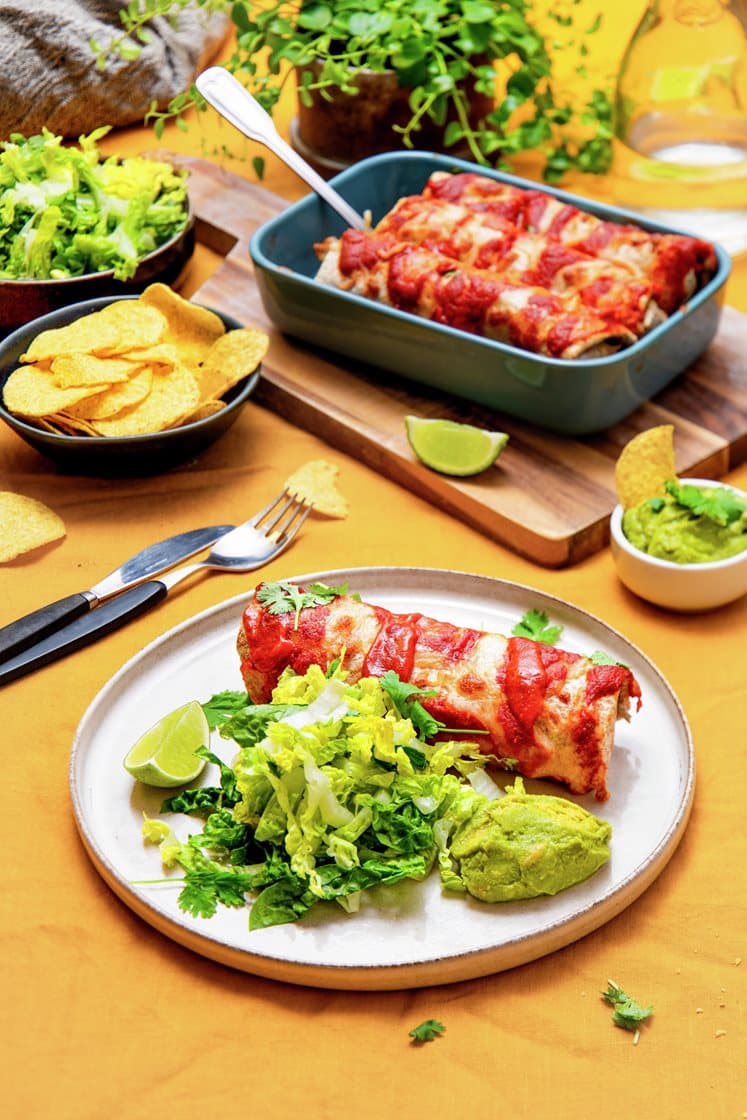 Vegetarenchiladas med svarte bønner, koriander og nachochips