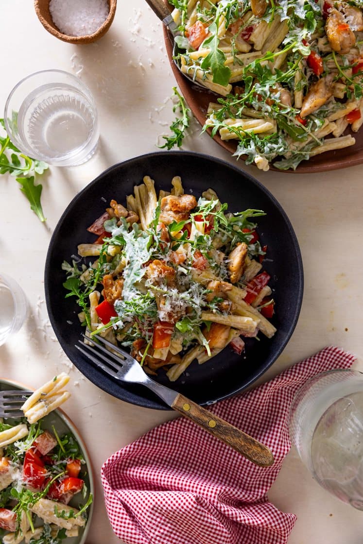 Pastasalat med kylling, steinsoppdressing og Grana Padano