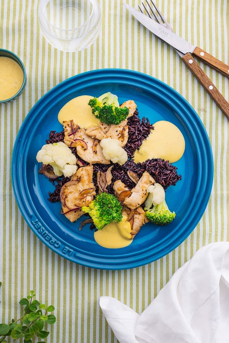 Sitrusstekte kyllingskiver med svart ris, brokkoli og blomkål, curry- og mangodressing