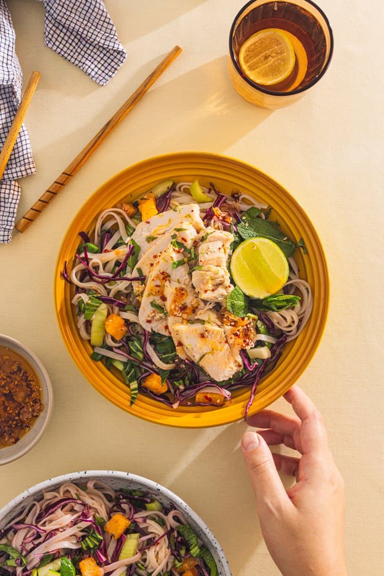Asiatisk nudelsalat med kyllingfilet og hjemmelaget chiliolje