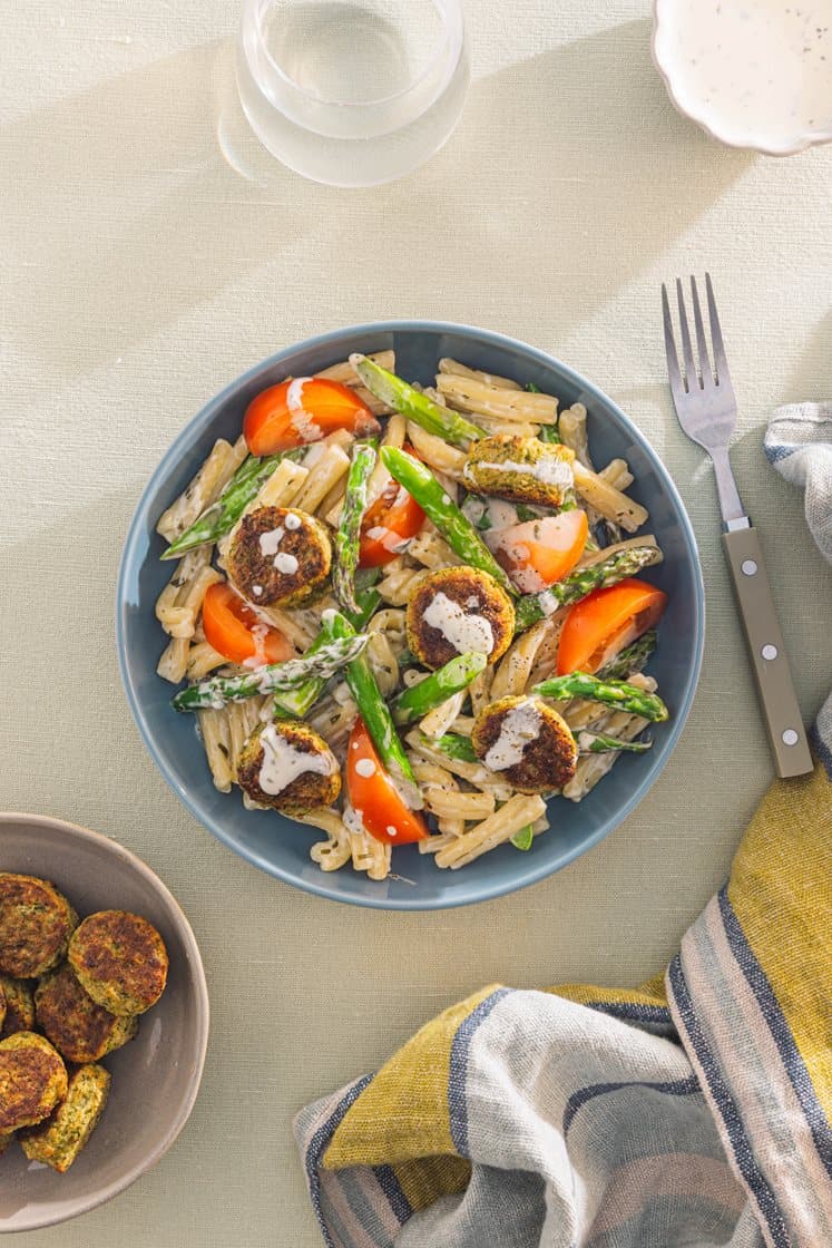Vårlig pastasalat i estragonmajones med asparges, tomat og sprø falafler