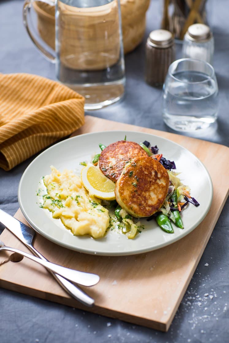 Fiskekaker med potetmos, lun råkostsalat og sitron- og persillesmør