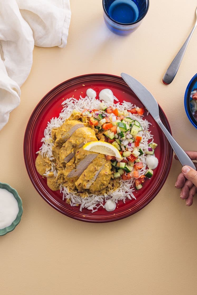 Kylling i mangochutneysaus med tomatsalat og ris, servert med yoghurt