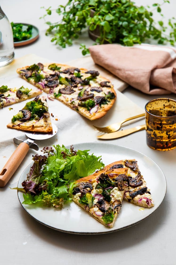 Hvit pizza med fetaost, urtemarinert sopp, grønnkål og steinsoppesto