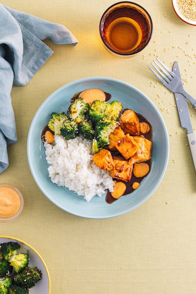 Swicy umami laks med marinert ris og sesambakt brokkoli