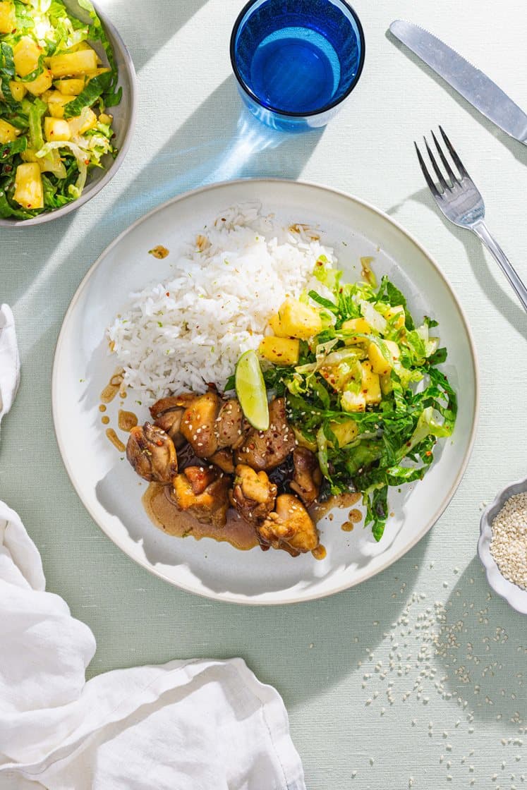 Soya- og ingefærglasert kylling med ananassalat og ris
