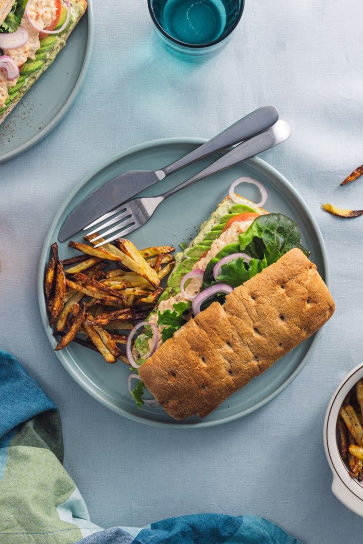 Tunfisk-sandwich med basilikumkrem, frisk salat og hjemmelagde fries