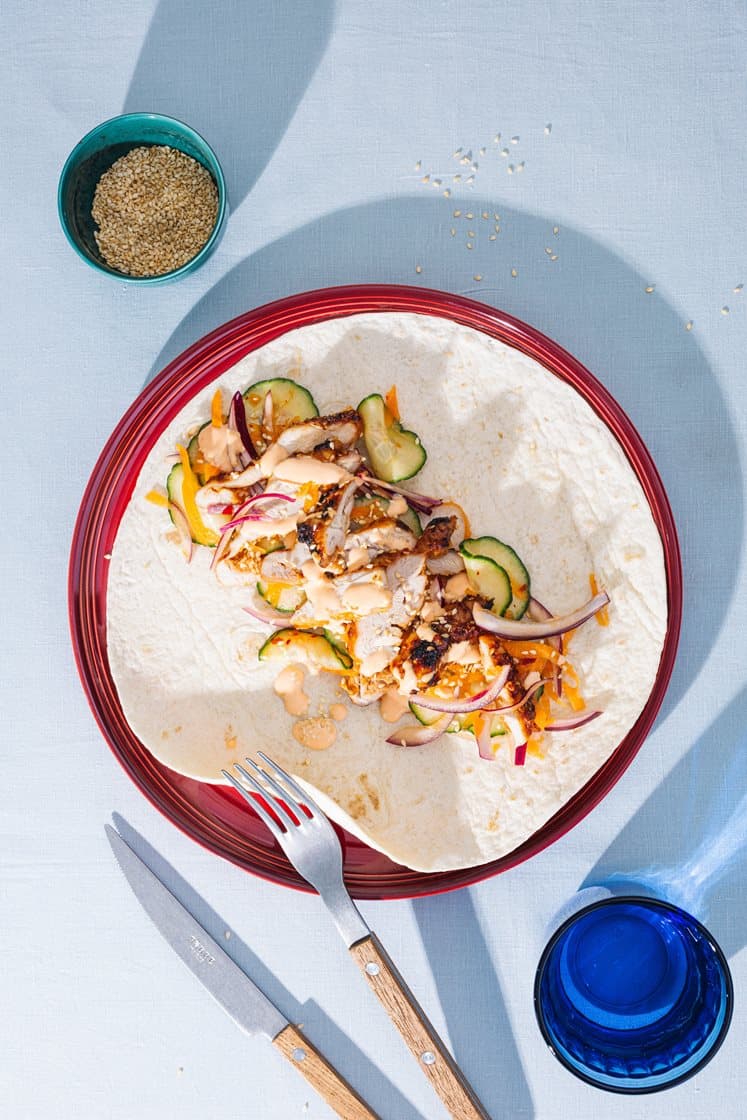 Koreansk inspirert bbq-kylling i tortillalefser, med umamidressing og spicy salat
