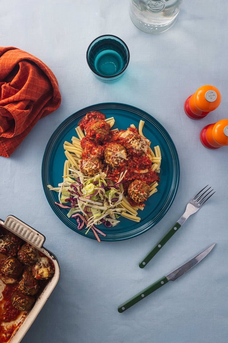 Ostegratinerte kjøtt- og grønnsaksboller i tomatsaus med pasta og grønn salat