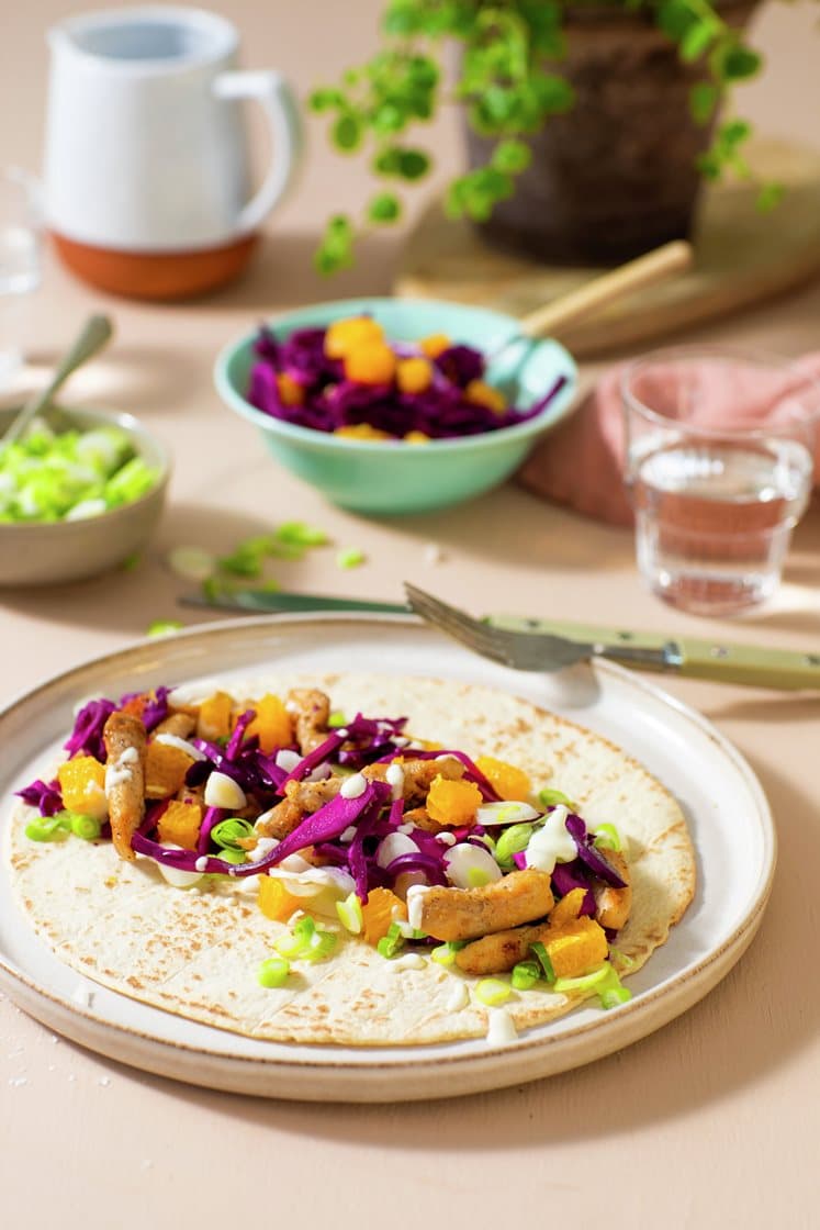 Kyllingstrimler i tortilla med syltet rødkål, appelsin og hvitløksdressing