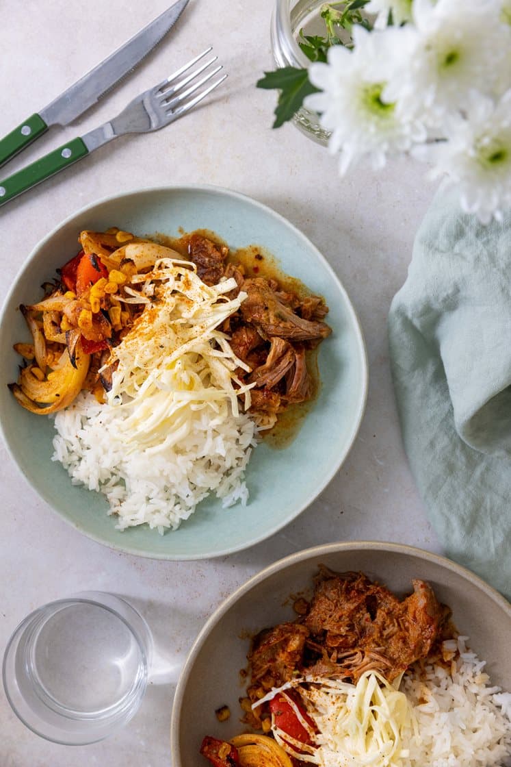 Bbq-bowl med pulled pork, ris, bakt paprika og ristet mais 