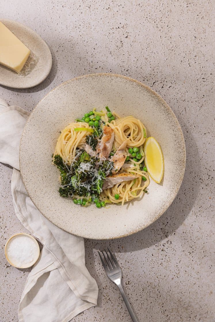 Kremet pasta med kylling, purre og sitron, servert med grønnkålchips 
