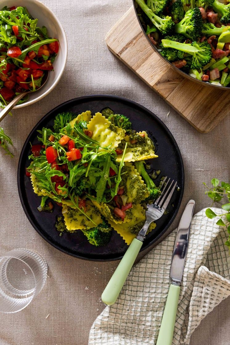 Tortelloni med fire oster i basilikumolje med bacon, brokkoli og tomatsalat